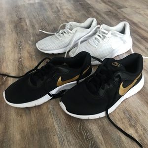2 Nike Tanjun